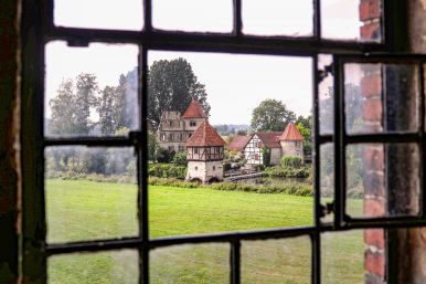 Blick durch die alte Mühle zur Vernaburg - Maline Schmidt